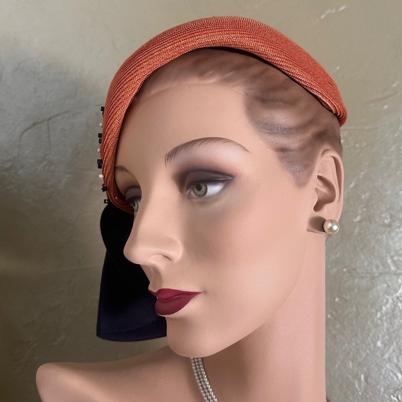 SUPERB DESIGNER 1950s' ORANGE STRAW & NAVY GROSGRAIN HAT+  BEADS - Picture 2 of 12